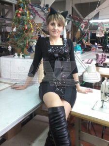 В Москве произошло шокирующее преступление: мать убила своего 5-летнего сына и планировала расправиться с 15-летней дочерью. Александра Шалина утопила мальчика, после чего отправилась в церковь для молитвы, а затем сдалась полиции. По данным источников, Шалина призналась, что изначально планировала убить и дочь, но передумала, посчитав её «грешницей». Причиной такого решения стали её убеждения в том, что девочка играла в карты, курила и якобы пережила изнасилование со стороны отчима. Однако знакомые мужчины утверждают, что обвинения были сфабрикованы самой Шалиной с целью получения имущества и компенсации. Следственные органы установили, что подозреваемая страдает серьёзными психическими расстройствами. Дело продолжает расследоваться, а Шалина находится под стражей. Друзья семьи сообщают, что женщина фактически не занималась воспитанием детей, переложив заботу о них на родственников. Она принуждала детей к строгому религиозному образу жизни, что могло стать одной из причин трагедии.. Москва, Убийство, Семейная трагедия, Психическое расстройство, Преступление