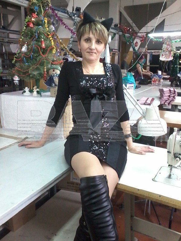 В Москве произошло шокирующее преступление: мать убила своего 5-летнего сына и планировала расправиться с 15-летней дочерью. Александра Шалина утопила мальчика, после чего отправилась в церковь для молитвы, а затем сдалась полиции. По данным источников, Шалина призналась, что изначально планировала убить и дочь, но передумала, посчитав её «грешницей». Причиной такого решения стали её убеждения в том, что девочка играла в карты, курила и якобы пережила изнасилование со стороны отчима. Однако знакомые мужчины утверждают, что обвинения были сфабрикованы самой Шалиной с целью получения имущества и компенсации. Следственные органы установили, что подозреваемая страдает серьёзными психическими расстройствами. Дело продолжает расследоваться, а Шалина находится под стражей. Друзья семьи сообщают, что женщина фактически не занималась воспитанием детей, переложив заботу о них на родственников. Она принуждала детей к строгому религиозному образу жизни, что могло стать одной из причин трагедии.. Москва, Убийство, Семейная трагедия, Психическое расстройство, Преступление