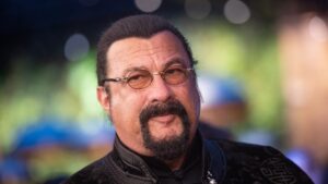 Стивен Сигал решил попрощаться с шикарным особняком на Рублёвке. По данным SHOT, актёр запрашивает за него ₽700 млн. 🏡 Дом площадью 500 квадратных метров выполнен в классическом американском стиле и расположен в элитном посёлке «Конус». Внутри — 7 санузлов, 4 спальни, кинотеатр, винная комната и даже отдельное помещение для чемоданов. На участке в 15 соток есть гостевой дом с баней и сауной. Территория охраняется, а рядом — пляжи. 🌊 Сигал купил этот особняк в 2018 году за ₽100 млн. До него дом принадлежал экс-главе Росгосцирка Владимиру Шемякину. Почему актёр решил продать недвижимость? «Пришло время», — заявил он. 💼 Теперь вопрос: кто станет новым владельцем этого роскошного уголка? 🤔. Стивен Сигал, Рублёвка, Недвижимость, Конус, Шемякин