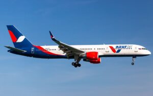 Самолёт Boeing 757 авиакомпании Azur Air, выполнявший рейс из Нячанга в Иркутск, подал сигнал бедствия на высоте 7 тысяч метров над Ханоем. В настоящее время воздушное судно вырабатывает топливо, готовясь к экстренной посадке в аэропорту вьетнамской столицы. На борту лайнера могут находиться до 238 пассажиров. По предварительным данным, причиной экстренной посадки стала техническая неисправность. Это уже второй инцидент с данным бортом за последнюю неделю: ранее он совершил вынужденную посадку в Китае из-за отказа двигателя. Сотрудники аэропорта Ханоя готовятся к приёму воздушного судна. На месте дежурят экстренные службы. Подробности ситуации уточняются. Пассажирам будет оказана необходимая помощь, а самолёт направят на техническое обследование.. Boeing 757, Azur Air, Ханой, экстренная посадка, авиация