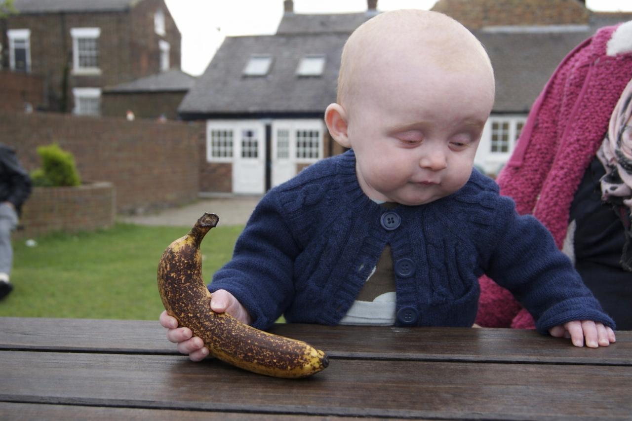 Почерневшие бананы — это не просто эстетическая проблема. В них содержится алкоголь, который образуется в процессе естественного брожения. 🍷 В зелёных бананах спирта нет, в спелых — минимальные следы, а вот в потемневших он присутствует всегда. Именно поэтому такие плоды не стоит давать детям. 🚫 Но есть и хорошие новости: при варке или запекании алкоголь испаряется, так что потемневшие бананы можно безопасно использовать для выпечки. 🍰 Так что, если у вас на кухне завалялись почерневшие бананы, не спешите их выбрасывать. Лучше приготовьте из них вкусный десерт! 🧁. бананы, алкоголь, здоровье, дети, выпечка