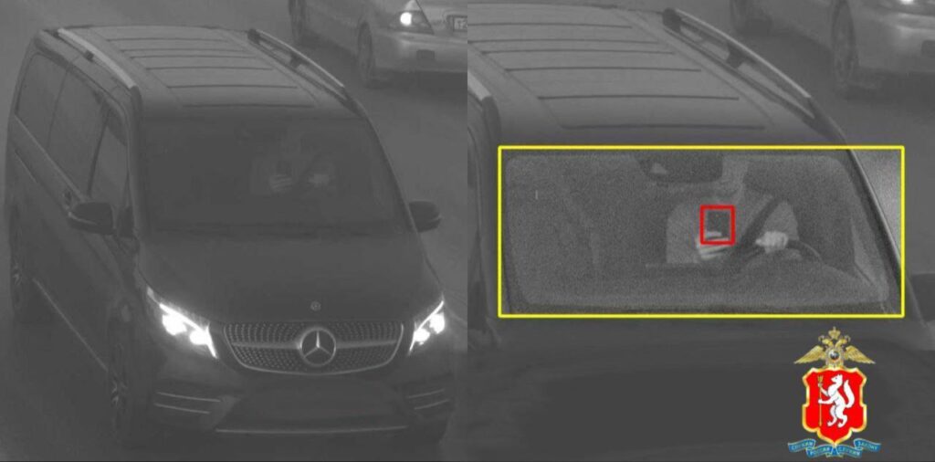 Свердловский областной суд подтвердил законность штрафа за использование мобильного телефона за рулем, даже если водитель не ведет разговор. Инцидент произошел после того, как камера фиксации нарушений запечатлела водителя, держащего смартфон в руке. Штраф в размере 1500 рублей был выписан на основании статьи 12.36.1 КоАП РФ, которая запрещает использование телефона во время управления транспортным средством без использования устройств hands-free. Водитель попытался оспорить наказание, однако суд оставил штраф в силе, подчеркнув, что использование телефона в руке создает угрозу безопасности дорожного движения. Это решение стало важным прецедентом, подтверждающим строгое соблюдение правил дорожного движения в регионе. Эксперты отмечают, что подобные меры направлены на снижение аварийности, связанной с отвлечением внимания водителей. Напомним, что использование телефона за рулем без специальных устройств запрещено в России с 2017 года. Однако до сих пор многие водители продолжают нарушать это правило, что приводит к серьезным последствиям на дорогах.. Свердловская область, штрафы, ПДД, суд, безопасность дорожного движения
