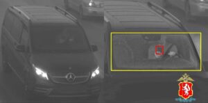 Свердловский областной суд подтвердил законность штрафа за использование мобильного телефона за рулем, даже если водитель не ведет разговор. Инцидент произошел после того, как камера фиксации нарушений запечатлела водителя, держащего смартфон в руке. Штраф в размере 1500 рублей был выписан на основании статьи 12.36.1 КоАП РФ, которая запрещает использование телефона во время управления транспортным средством без использования устройств hands-free. Водитель попытался оспорить наказание, однако суд оставил штраф в силе, подчеркнув, что использование телефона в руке создает угрозу безопасности дорожного движения. Это решение стало важным прецедентом, подтверждающим строгое соблюдение правил дорожного движения в регионе. Эксперты отмечают, что подобные меры направлены на снижение аварийности, связанной с отвлечением внимания водителей. Напомним, что использование телефона за рулем без специальных устройств запрещено в России с 2017 года. Однако до сих пор многие водители продолжают нарушать это правило, что приводит к серьезным последствиям на дорогах.. Свердловская область, штрафы, ПДД, суд, безопасность дорожного движения