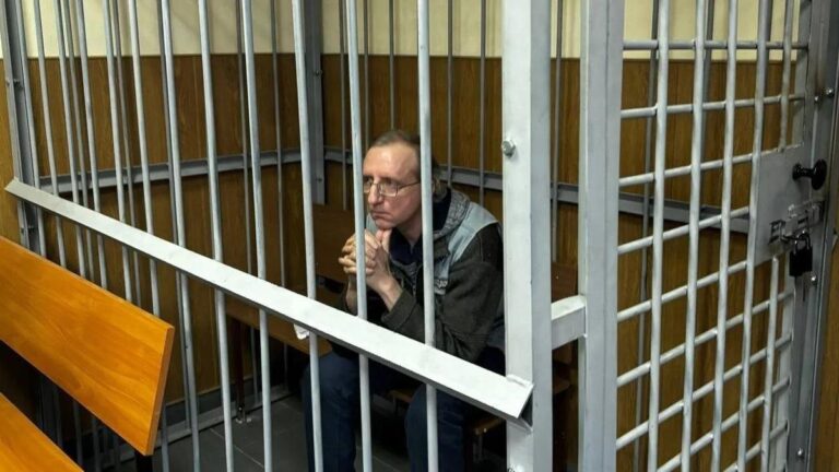 Гатчинский городской суд Ленинградской области приговорил техника института ядерной физики имени Константинова Дмитрия Богмута к семи годам колонии по статье о дискредитации Вооруженных сил РФ (п. «д» ч. 2 ст. 207.3 УК). Обвинение требовало восьмилетнего срока. Богмут обвинялся в публикации заведомо ложной информации о спецоперации на IT-форуме iXBT в закрытом разделе, доступ к которому имели около 12 пользователей. Среди материалов, вмененных ему, был ролик «Атака на Павлоград» от Deutsche Welle, опубликованный в мае 2023 года. Изначально обвиняемый признал вину и раскаялся, однако позже заявил о самооговоре под давлением сокамерника. В последнем слове Богмут назвал возможный приговор «приговором правде и здравому смыслу», подчеркнув, что выступает против «смакования войны». С апреля 2024 года Богмут находился в СИЗО. В июле ТАСС опубликовало данные слушателей на его заседаниях, назвав их «группой проукраинских активистов». 20 января текущего года Богмут был внесен в список экстремистов и террористов.. Дмитрий Богмут, Гатчинский суд, дискредитация ВС РФ, iXBT, Deutsche Welle