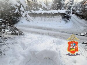 Красногорск: 11-летний мальчик погиб, съехав на пластиковой ледянке с горки прямо под колёса автомобиля. Инцидент произошёл на территории жилого комплекса, где горка выходит непосредственно на проезжую часть. Бурятия: Девочка получила серьёзные травмы после того, как на тюбинге выкатилась на дорогу. По предварительным данным, ребёнок катался без присмотра взрослых. Владивосток: Подросток влетел в бетонную стену во время катания на тюбинге, получив тяжёлую черепно-мозговую травму. Место происшествия не было оборудовано защитными ограждениями. Эти случаи стали очередным напоминанием о необходимости соблюдения мер безопасности при использовании тюбингов и ледянок. Эксперты рекомендуют выбирать специально оборудованные площадки и всегда контролировать детей во время катания.. Красногорск, Бурятия, Владивосток, тюбинги, детская безопасность