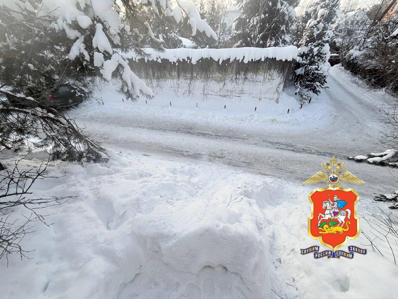 Красногорск: 11-летний мальчик погиб, съехав на пластиковой ледянке с горки прямо под колёса автомобиля. Инцидент произошёл на территории жилого комплекса, где горка выходит непосредственно на проезжую часть. Бурятия: Девочка получила серьёзные травмы после того, как на тюбинге выкатилась на дорогу. По предварительным данным, ребёнок катался без присмотра взрослых. Владивосток: Подросток влетел в бетонную стену во время катания на тюбинге, получив тяжёлую черепно-мозговую травму. Место происшествия не было оборудовано защитными ограждениями. Эти случаи стали очередным напоминанием о необходимости соблюдения мер безопасности при использовании тюбингов и ледянок. Эксперты рекомендуют выбирать специально оборудованные площадки и всегда контролировать детей во время катания.. Красногорск, Бурятия, Владивосток, тюбинги, детская безопасность