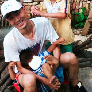 32-летний китайский программист Гао Гуанхуэй умер от остановки сердца из-за переработок. Мужчина работал без выходных, а после повышения до руководителя отдела стал регулярно задерживаться на работе. Трагедия произошла дома, когда Гао выполнял рабочие задачи. Ему стало плохо, он потерял сознание, и родственники срочно доставили его в больницу. Однако врачи не смогли спасти жизнь программиста. Ирония судьбы: даже в момент, когда Гао находился в критическом состоянии, его добавили в новый рабочий чат с просьбами заняться делами. А через восемь часов после смерти коллега отправил ему напоминание о срочной задаче. 🚨 Эта история — жесткое напоминание: никакая работа не стоит вашего здоровья. Предупредите своих трудоголиков-друзей, пусть берегут себя. 🩹 Помните: жизнь важнее дедлайнов.. Гао Гуанхуэй, Китай, переутомление, IT-сектор, здоровье