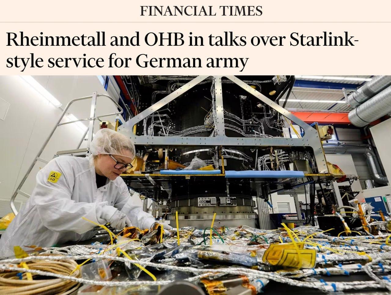 Германия намерена разработать собственную спутниковую систему для нужд армии, аналогичную американскому проекту Starlink. Об этом сообщает Financial Times со ссылкой на источники в оборонной промышленности. Переговоры о реализации проекта уже ведутся между немецкой оружейной компанией Rheinmetall и производителем спутников OHB. Основной целью является создание системы низкоорбитальных спутников, которая обеспечит связь и навигацию для вооружённых сил ФРГ. Особое внимание будет уделено восточному флангу НАТО, где Германия активно участвует в обеспечении безопасности. Этот шаг также направлен на снижение зависимости от американских технологий. Напомним, что в прошлом году Министерство обороны Германии объявило о готовности инвестировать €35 млрд в космические проекты, включая разработку спутниковых систем. Это решение стало частью стратегии по укреплению оборонного потенциала страны. Эксперты отмечают, что создание собственной спутниковой сети позволит Германии не только усилить свои военные возможности, но и обеспечить технологическую независимость в условиях растущей геополитической напряжённости.. Германия, Starlink, Rheinmetall, OHB, НАТО
