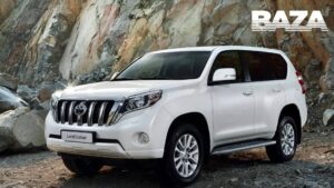 За последние 10 лет стоимость Toyota Land Cruiser выросла в 45 раз, что сделало эту модель одним из самых дорогих внедорожников на российском рынке. Если в 2015 году новый Land Cruiser можно было приобрести за 3-4 млн рублей, то сейчас цена на автомобиль 2025 года выпуска достигает 15-18 млн рублей. Даже подержанные модели с пробегом около 200 тыс. километров продаются за 5-6 млн рублей. Основными причинами роста спроса стали ассоциации модели с успехом и влиятельностью её владельца, а также тренд на «солидную эстетику» в социальных сетях. Согласно данным «Базы», дефицит доступных и хорошо сохранившихся подержанных Land Cruiser стал одной из ключевых проблем на рынке. Кроме того, ввоз автомобилей из ОАЭ через Казахстан стал менее выгодным из-за увеличения утильсбора до 4,5 млн рублей для машин старше трёх лет.. Toyota Land Cruiser, экономика, автомобили, ОАЭ, Казахстан