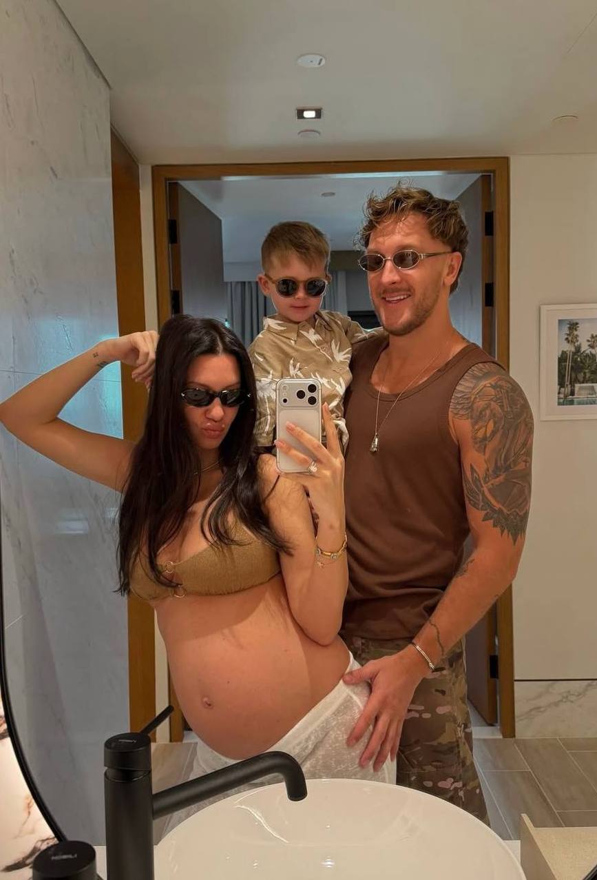 T-Killah и Мария Тарасова снова в центре внимания! Пара поделилась радостной новостью: они ждут второго ребенка. 🍼 "Большие планы на 2026", — написали они в своем аккаунте. И это не просто слова. Судя по всему, семья готовится к новому этапу жизни с размахом. Мария, известная своими яркими проектами, и T-Killah, чье творчество давно стало частью российской музыкальной культуры, всегда были примером гармонии в личной жизни. Теперь их семья станет еще больше. Что ж, остается только пожелать им сил, здоровья и вдохновения! 🙌 Источник: личный аккаунт пары. T-Killah, Мария Тарасова, семья, дети, 2026