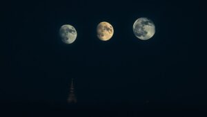 Три Луны ночью над Москвой — это не сценарий фантастического фильма, а реальность. Жители столицы стали свидетелями редкого атмосферного явления — парселена. 🌕🌕🌕 Суть явления схожа с паргелием, когда на небе видны три Солнца. В случае с парселеном свет от Луны преломляется в плоских кристаллах льда, находящихся высоко в атмосфере, создавая иллюзию нескольких лунных дисков. Ждали три Солнца, а получили три Луны. Это явление не только красиво, но и напоминает о сложных процессах, происходящих в атмосфере. Если вы пропустили это зрелище, не расстраивайтесь. Такие явления случаются редко, но всегда оставляют незабываемые впечатления. Следите за небом! 🌌. Москва, парселен, атмосферное явление, Луна, природа