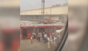 Thai AirAsia устроила настоящий квест для своих пассажиров в аэропорту Бангкока. ✈️ Рейс в Хатъяй уже готовился к взлету, когда одна из пассажирок заметила, что ее подруга отсутствует в салоне. Стюардесса предположила, что та просто опоздала, но женщина решила позвонить и выяснить, что случилось. Оказалось, что подруга и еще 22 человека сели в шаттл, который должен был доставить их к самолету. 🚌 Но шаттл остановился не там, где нужно, и двери не открылись. Пассажиры терпеливо ждали, пока их не заберут. В итоге самолет развернулся, и все же поднял забытых путешественников на борт. Вылет задержался на полчаса. ⏳ В авиакомпании объяснили ситуацию ошибкой в координации экипажа и наземных служб. Пообещали, что впредь будут пересчитывать пассажиров в салоне, но это, как говорится, «не точно». 😅 Мораль истории: если вы летите Thai AirAsia, держите своих попутчиков в поле зрения. Иначе рискуете стать героем следующего авиационного анекдота. 🛫. Thai AirAsia, Бангкок, Хатъяй, авиация, туризм