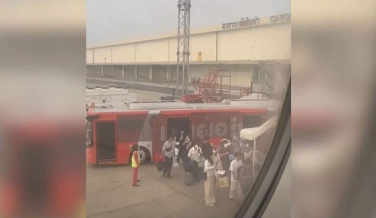 Thai AirAsia устроила настоящий квест для своих пассажиров в аэропорту Бангкока. ✈️ Рейс в Хатъяй уже готовился к взлету, когда одна из пассажирок заметила, что ее подруга отсутствует в салоне. Стюардесса предположила, что та просто опоздала, но женщина решила позвонить и выяснить, что случилось. Оказалось, что подруга и еще 22 человека сели в шаттл, который должен был доставить их к самолету. 🚌 Но шаттл остановился не там, где нужно, и двери не открылись. Пассажиры терпеливо ждали, пока их не заберут. В итоге самолет развернулся, и все же поднял забытых путешественников на борт. Вылет задержался на полчаса. ⏳ В авиакомпании объяснили ситуацию ошибкой в координации экипажа и наземных служб. Пообещали, что впредь будут пересчитывать пассажиров в салоне, но это, как говорится, «не точно». 😅 Мораль истории: если вы летите Thai AirAsia, держите своих попутчиков в поле зрения. Иначе рискуете стать героем следующего авиационного анекдота. 🛫. Thai AirAsia, Бангкок, Хатъяй, авиация, туризм