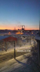 Мурманск и Североморск снова без света. Наружное освещение отключено, школьные занятия отменены, а общественный транспорт переведён в особый режим работы. Губернатор Андрей Чибис подтвердил, что часть объектов в обоих городах осталась без электропитания. Что случилось? По данным «Россети Северо-Запад», восстановленные ранее опоры целы, но на другом участке ЛЭП произошло повторное технологическое нарушение. В администрации Мурманска уже развернули оперативный штаб, а глава города Иван Лебедев сообщил, что иллюминация постепенно отключается. Напомним: это не первый случай массового блэкаута в регионе. Ранее в Мурманске уже вводили режим повышенной готовности из-за аналогичных проблем. Теперь жители снова остались без света, а власти пытаются устранить последствия. 💡 Что дальше? Пока власти обещают восстановить подачу электроэнергии в ближайшее время, но точные сроки не называются. Остаётся только ждать и надеяться, что такие ситуации больше не повторятся.. Мурманск, Североморск, Чибис, блэкаут, Россети