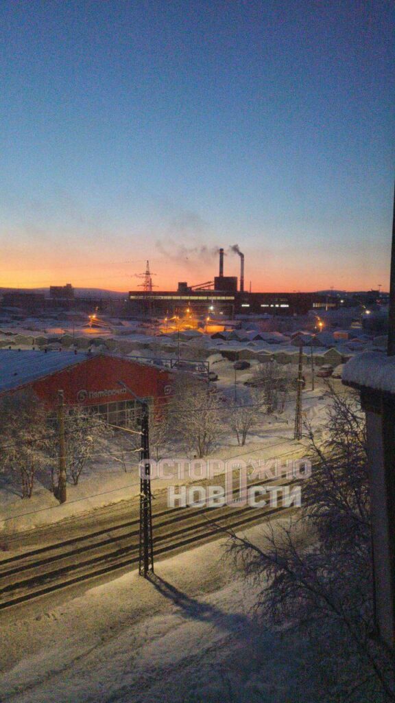 Мурманск и Североморск снова без света. Наружное освещение отключено, школьные занятия отменены, а общественный транспорт переведён в особый режим работы. Губернатор Андрей Чибис подтвердил, что часть объектов в обоих городах осталась без электропитания. Что случилось? По данным «Россети Северо-Запад», восстановленные ранее опоры целы, но на другом участке ЛЭП произошло повторное технологическое нарушение. В администрации Мурманска уже развернули оперативный штаб, а глава города Иван Лебедев сообщил, что иллюминация постепенно отключается. Напомним: это не первый случай массового блэкаута в регионе. Ранее в Мурманске уже вводили режим повышенной готовности из-за аналогичных проблем. Теперь жители снова остались без света, а власти пытаются устранить последствия. 💡 Что дальше? Пока власти обещают восстановить подачу электроэнергии в ближайшее время, но точные сроки не называются. Остаётся только ждать и надеяться, что такие ситуации больше не повторятся.. Мурманск, Североморск, Чибис, блэкаут, Россети