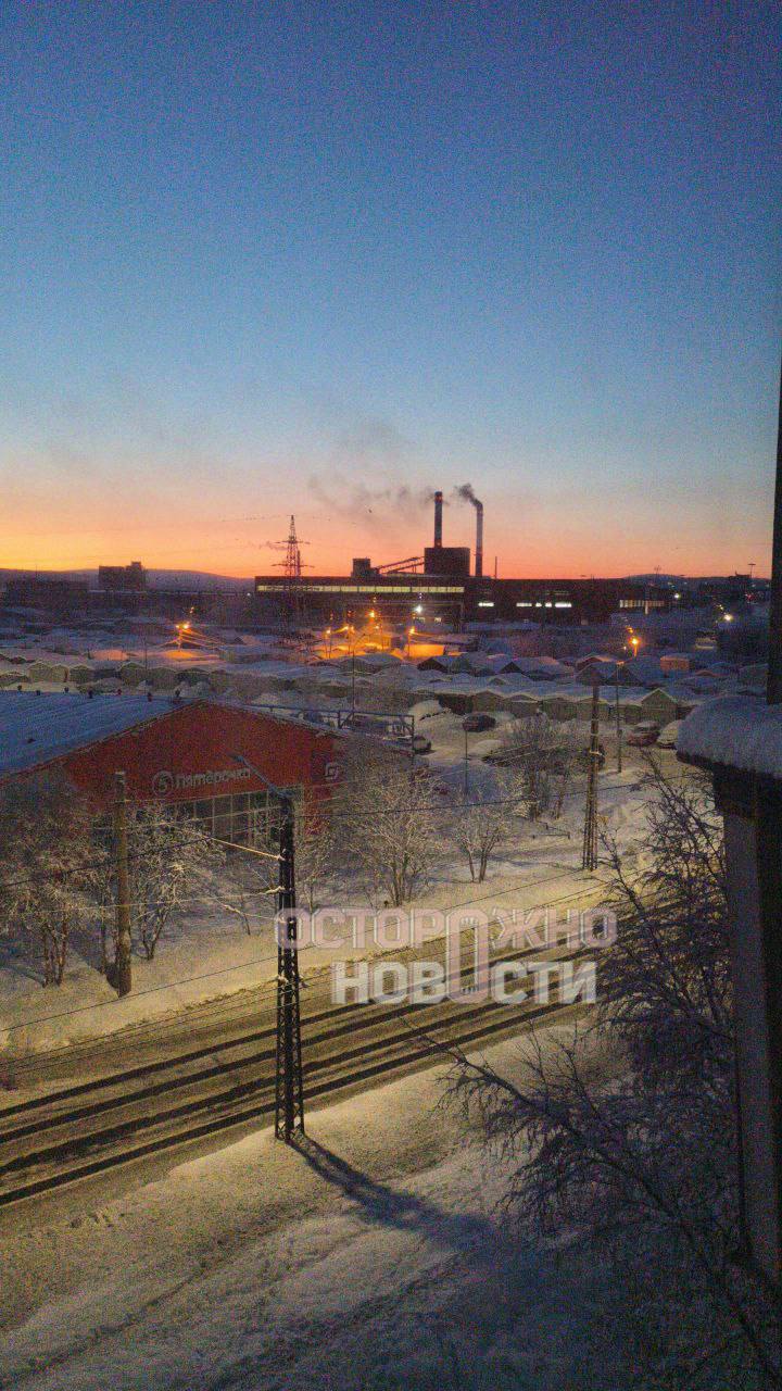 Мурманск и Североморск снова без света. Наружное освещение отключено, школьные занятия отменены, а общественный транспорт переведён в особый режим работы. Губернатор Андрей Чибис подтвердил, что часть объектов в обоих городах осталась без электропитания. Что случилось? По данным «Россети Северо-Запад», восстановленные ранее опоры целы, но на другом участке ЛЭП произошло повторное технологическое нарушение. В администрации Мурманска уже развернули оперативный штаб, а глава города Иван Лебедев сообщил, что иллюминация постепенно отключается. Напомним: это не первый случай массового блэкаута в регионе. Ранее в Мурманске уже вводили режим повышенной готовности из-за аналогичных проблем. Теперь жители снова остались без света, а власти пытаются устранить последствия. 💡 Что дальше? Пока власти обещают восстановить подачу электроэнергии в ближайшее время, но точные сроки не называются. Остаётся только ждать и надеяться, что такие ситуации больше не повторятся.. Мурманск, Североморск, Чибис, блэкаут, Россети