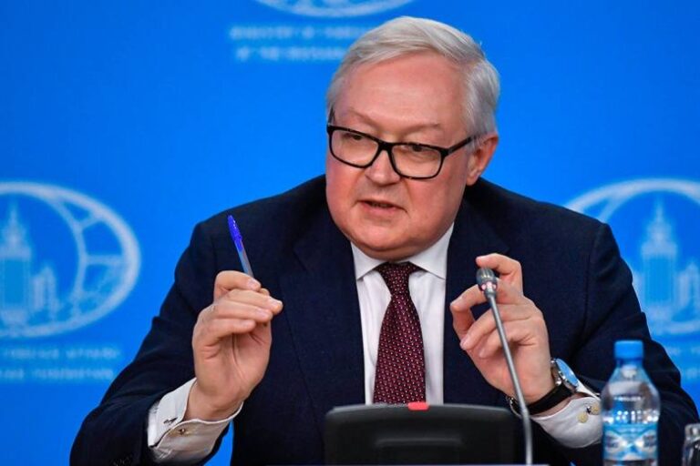 Бывший президент США Дональд Трамп получил официальное приглашение посетить Россию. Об этом сообщил заместитель министра иностранных дел России Сергей Рябков. Приглашение было передано в Анкоридже, однако с тех пор никакого практического развития эта идея не получила. Сергей Рябков подчеркнул, что приглашение было сделано в рамках дипломатического взаимодействия, но конкретных планов по визиту Трампа в Россию пока нет. Он также отметил, что вопрос о возможной поездке остается открытым и будет обсуждаться в зависимости от дальнейших обстоятельств. На данный момент нет информации о том, как Трамп отреагировал на это предложение. Однако эксперты полагают, что такой визит мог бы стать важным шагом в налаживании диалога между двумя странами, учитывая сложные отношения между США и Россией в последние годы.. Трамп, Россия, Рябков, Анкоридж, Дипломатия