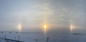 Сегодня утром Саратов стал свидетелем редкого атмосферного явления — гало с двумя «ложными солнцами». Это светящееся кольцо вокруг Солнца вызвало настоящий ажиотаж среди местных жителей. 🌞 Ученые объясняют, что такое явление возникает из-за преломления и отражения солнечного света в ледяных кристаллах, находящихся высоко в атмосфере. Это не только красиво, но и научно объяснимо. Фотографии и видео моментально заполонили соцсети. Люди делятся своими впечатлениями и обсуждают, насколько это явление редкое и впечатляющее. Если вы пропустили это зрелище, самое время заглянуть в ленты друзей. 📸 Кстати, такие явления не только радуют глаз, но и напоминают о том, как много интересного происходит вокруг нас. Саратовцам повезло стать свидетелями этого природного чуда. 👀. Саратов, гало, атмосферное явление, ложные солнца, наука