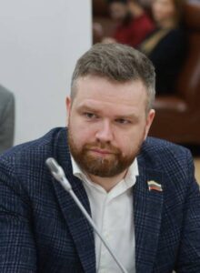 Депутата архангельской гордумы Владислава Грачева и его помощника Александра Баранова обвиняют в развращении несовершеннолетних. Об этом сообщают местные паблики и телеграм-каналы, опубликовавшие скриншоты переписок, которые якобы подтверждают обвинения. Согласно опубликованным материалам, пользователь с ником «Влад» и фотографией Грачева на аватарке предлагал неизвестной, предположительно несовершеннолетней, «удариться в приключения» и отправлял эротические изображения. Помощник депутата, как утверждается, отправлял собственные фотографии интимного характера. Следственный комитет Архангельской области уже изучает материалы для установления их подлинности. Ни Грачев, ни Баранов пока не прокомментировали ситуацию, их телефоны отключены. Председатель городской думы Иван Воронцов заявил, что информация о причастности депутата и возрасте предполагаемых жертв пока не подтверждена. Он также отметил, что Грачев известен как активный общественный деятель и организатор благотворительных мероприятий. Если правоохранительные органы подтвердят обвинения, будут приняты соответствующие меры. Пока дело находится на стадии расследования.. Архангельск, Владислав Грачев, Александр Баранов, СК, происшествия