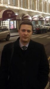 19 января 2026 года в Москве произошло убийство сотрудника Роскомнадзора Алексея Беляева. Инцидент случился в Китайгородском проезде, когда Беляев выходил из офиса. На него напал 16-летний школьник, вооруженный ножом. От полученных ран сотрудник скончался на месте, а нападавший скрылся. О произошедшем стало известно случайно. Мать школьника, Инна, обратилась за юридической помощью для своего сына, который был задержан ФСБ на следующий день. Алексей Беляев проработал в Роскомнадзоре около 10 лет и в 2017 году получил персональную благодарность от Владимира Путина за вклад в разработку «суверенного интернета». Расследование инцидента продолжается. Подробности мотивации нападавшего пока не раскрываются.. Роскомнадзор, Москва, Криминал, Алексей Беляев, ФСБ