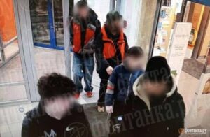 В Санкт-Петербурге вечером 18 октября произошло ЧП с применением огнестрельного оружия. Инцидент случился около 18:00 у торгово-развлекательного комплекса «Академ-Парк». По предварительным данным, неизвестные открыли стрельбу, в результате чего пострадала молодая женщина. По словам пострадавшей, перед происшествием она заметила группу подростков, один из которых держал в руках пистолет. После этого она почувствовала резкую боль в голове. Охранники ТРК незамедлительно вызвали скорую помощь, а на место прибыли сотрудники полиции. Подозреваемые скрылись с места преступления, однако их зафиксировали камеры видеонаблюдения. По данным правоохранительных органов, одним из участников инцидента является 15-летний подросток, ранее известный полиции. В настоящее время его разыскивают. Обстоятельства происшествия уточняются. На данный момент пострадавшая госпитализирована, ее состояние оценивается как тяжелое. Правоохранительные органы проводят оперативно-розыскные мероприятия для установления всех обстоятельств произошедшего.. Санкт-Петербург, ТРК Академ-Парк, огнестрельное оружие, подростки, полиция