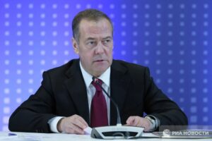 В интервью изданию «Коммерсант» Дмитрий Медведев, заместитель председателя Совета безопасности РФ, затронул тему возможного ответа России на атаку украинских беспилотников. По его словам, подобные действия могли бы повлечь за собой применение специального оружия. Медведев также отметил, что отношения между Россией и США при администрации Джо Байдена достигли критической точки, став хуже, чем в период Карибского кризиса. Он подчеркнул, что для восстановления диалога по контролю над вооружениями необходима нормализация отношений между странами. Кроме того, заместитель председателя Совета безопасности РФ напомнил, что Россия приостановила действие Договора о стратегических наступательных вооружениях (ДСНВ) в 2023 году из-за безответственного подхода США. Медведев также заявил, что ядерные державы должны руководствоваться принципом равной и неделимой безопасности для снижения рисков ядерной войны. Он подчеркнул, что существование ядерного оружия служит сдерживающим фактором для тех, кто имеет опасные замыслы. Медведев также отметил, что Россия готова к любому развитию событий после истечения срока действия ДСНВ.. Медведев, Украина, ДСНВ, Россия, США