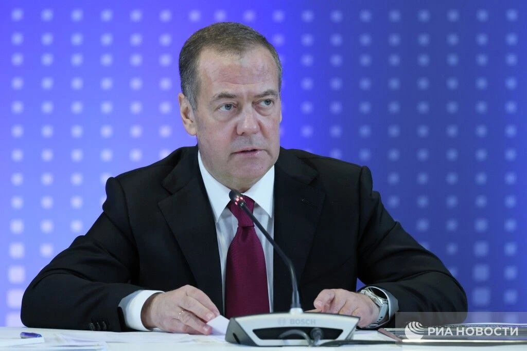 В интервью изданию «Коммерсант» Дмитрий Медведев, заместитель председателя Совета безопасности РФ, затронул тему возможного ответа России на атаку украинских беспилотников. По его словам, подобные действия могли бы повлечь за собой применение специального оружия. Медведев также отметил, что отношения между Россией и США при администрации Джо Байдена достигли критической точки, став хуже, чем в период Карибского кризиса. Он подчеркнул, что для восстановления диалога по контролю над вооружениями необходима нормализация отношений между странами. Кроме того, заместитель председателя Совета безопасности РФ напомнил, что Россия приостановила действие Договора о стратегических наступательных вооружениях (ДСНВ) в 2023 году из-за безответственного подхода США. Медведев также заявил, что ядерные державы должны руководствоваться принципом равной и неделимой безопасности для снижения рисков ядерной войны. Он подчеркнул, что существование ядерного оружия служит сдерживающим фактором для тех, кто имеет опасные замыслы. Медведев также отметил, что Россия готова к любому развитию событий после истечения срока действия ДСНВ.. Медведев, Украина, ДСНВ, Россия, США