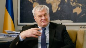 Украина и США обсуждают подписание 20-пунктного мирного плана, который также будет отдельно подписан с Россией. Об этом заявил глава МИД Украины Сибига. По его словам, текущая схема предполагает, что США подпишут отдельный документ с Россией, в то время как Украина и США заключат собственное соглашение. Подписи Европейского Союза на документе не будет. Переговоры по данному вопросу продолжаются, и окончательные детали ещё не согласованы. Сибига подчеркнул, что процесс находится на стадии обсуждения, и стороны стремятся к достижению взаимоприемлемого решения. Этот шаг может стать важным этапом в урегулировании конфликта, однако конкретные сроки и условия реализации плана пока не определены. Ожидается, что дальнейшие переговоры пройдут в ближайшие недели.. Украина, США, Россия, мирный план, Сибига