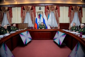 В штабе материально-технического обеспечения Вооруженных Сил Российской Федерации состоялось заседание Координационного научно-технического совета. Основной целью мероприятия стало обсуждение перспективных направлений развития системы МТО ВС РФ с учетом современных вызовов и технологических достижений. В заседании приняли участие заместитель Министра обороны РФ генерал-полковник Александр Санчик, представители органов военного управления МТО ВС РФ, ведущие ученые, а также специалисты научно-исследовательских организаций и предприятий оборонно-промышленного комплекса. На мероприятии были заслушаны доклады по ключевым вопросам, включая организацию военно-научной работы, внедрение передовых информационных технологий и оптимизацию складской инфраструктуры. Особое внимание уделено вопросам обеспечения бесперебойного снабжения войск в условиях специальной военной операции. По итогам заседания были приняты решения, направленные на развитие научных исследований, активизацию взаимодействия между наукой и практикой, а также внедрение инноваций в деятельность МТО ВС РФ. Участники подчеркнули необходимость консолидации усилий для повышения готовности системы к выполнению задач.. МТО ВС РФ, Александр Санчик, военное дело, оборонно-промышленный комплекс, специальная военная операция