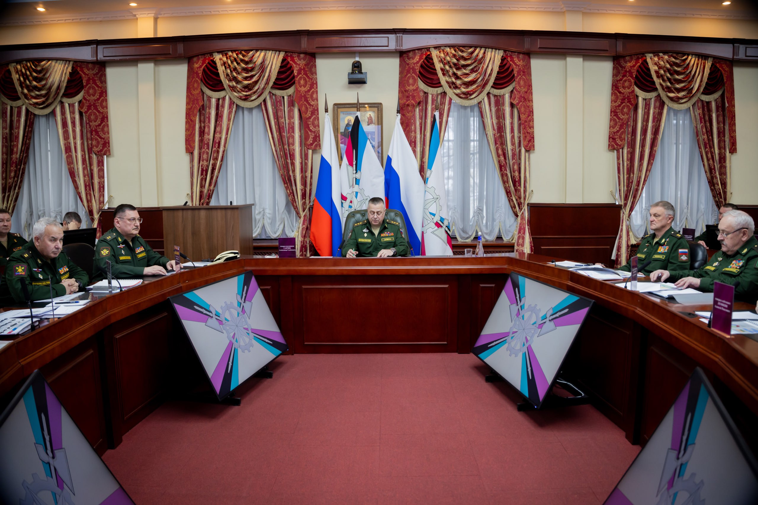 В штабе материально-технического обеспечения Вооруженных Сил Российской Федерации состоялось заседание Координационного научно-технического совета. Основной целью мероприятия стало обсуждение перспективных направлений развития системы МТО ВС РФ с учетом современных вызовов и технологических достижений. В заседании приняли участие заместитель Министра обороны РФ генерал-полковник Александр Санчик, представители органов военного управления МТО ВС РФ, ведущие ученые, а также специалисты научно-исследовательских организаций и предприятий оборонно-промышленного комплекса. На мероприятии были заслушаны доклады по ключевым вопросам, включая организацию военно-научной работы, внедрение передовых информационных технологий и оптимизацию складской инфраструктуры. Особое внимание уделено вопросам обеспечения бесперебойного снабжения войск в условиях специальной военной операции. По итогам заседания были приняты решения, направленные на развитие научных исследований, активизацию взаимодействия между наукой и практикой, а также внедрение инноваций в деятельность МТО ВС РФ. Участники подчеркнули необходимость консолидации усилий для повышения готовности системы к выполнению задач.. МТО ВС РФ, Александр Санчик, военное дело, оборонно-промышленный комплекс, специальная военная операция