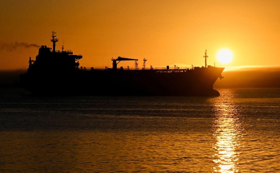 Швейцария вслед за Евросоюзом с 1 февраля снизит потолок цен на российскую нефть с $47,6 до $44,1 за баррель. Об этом сообщил Государственный секретариат по экономическим вопросам страны. Это решение стало частью международных усилий по ограничению доходов России от экспорта энергоресурсов. Ранее аналогичные меры были приняты странами ЕС, а также другими государствами, поддерживающими санкционный режим. Снижение потолка цен на нефть направлено на сокращение финансовых поступлений в бюджет РФ, что, по мнению западных стран, может ослабить экономическую базу для продолжения специальной военной операции на Украине. Эксперты отмечают, что подобные меры могут повлиять на глобальные энергетические рынки, а также на стоимость нефти для конечных потребителей. Однако точные последствия пока остаются предметом дискуссий.. Швейцария, Нефть, Санкции, Экономика, Россия