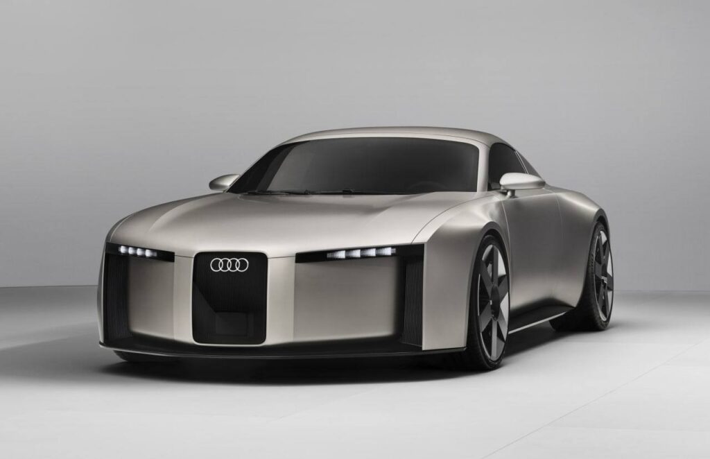 Audi снова удивляет. На этот раз дизайнеры бренда решили добавить в экстерьер новых моделей элемент, который уже окрестили «усами Чарли Чаплина». 🎩 Массимо Фраскелла, главный дизайнер Audi, поспешил успокоить публику: «Не переживайте, на каждой модели этот элемент будет выглядеть пропорционально и уместно». Ну, знаете, как немцы — они всегда за качество. 🇩🇪 Но давайте будем честны: первые ассоциации у многих возникли совсем не с Чаплином. 😅 Однако Audi уверяет, что это станет новой визитной карточкой бренда. Что ж, посмотрим, как это будет выглядеть в реальности. Кстати, если вы думаете, что это просто причуда дизайнеров, то ошибаетесь. В Audi уверены, что этот элемент добавит моделям уникальности и харизмы. Ну а мы пока будем ждать первых фото с дорог. 📸. Audi, дизайн, автомобили, Массимо Фраскелла, технологии