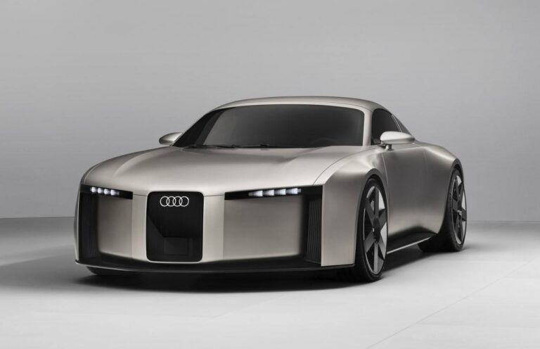 Audi снова удивляет. На этот раз дизайнеры бренда решили добавить в экстерьер новых моделей элемент, который уже окрестили «усами Чарли Чаплина». 🎩 Массимо Фраскелла, главный дизайнер Audi, поспешил успокоить публику: «Не переживайте, на каждой модели этот элемент будет выглядеть пропорционально и уместно». Ну, знаете, как немцы — они всегда за качество. 🇩🇪 Но давайте будем честны: первые ассоциации у многих возникли совсем не с Чаплином. 😅 Однако Audi уверяет, что это станет новой визитной карточкой бренда. Что ж, посмотрим, как это будет выглядеть в реальности. Кстати, если вы думаете, что это просто причуда дизайнеров, то ошибаетесь. В Audi уверены, что этот элемент добавит моделям уникальности и харизмы. Ну а мы пока будем ждать первых фото с дорог. 📸. Audi, дизайн, автомобили, Массимо Фраскелла, технологии