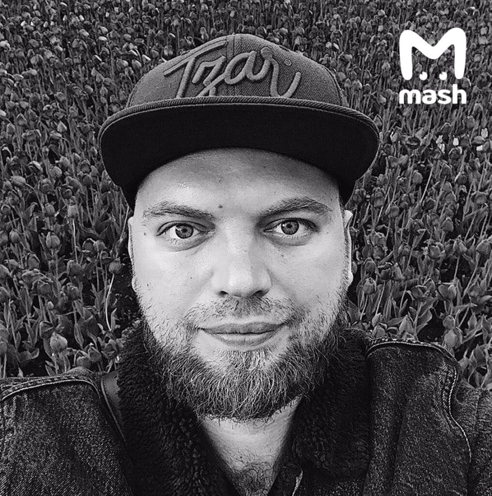 Российский маркетолог Антон Котовский стал жертвой отравления и ограбления в Таиланде Известный российский маркетолог Антон Котовский, обладатель престижных наград в области рекламы, стал жертвой преступления во время отдыха в Таиланде. По данным родственников, 11 января он прибыл в страну, а через десять дней внезапно исчез из отеля, оставив все свои вещи и документы. Перед исчезновением Котовский демонстрировал странное поведение: собирал мусор на пляже, называя это "инсталляциями", и отправлял родным сообщения. Семья забила тревогу и обратилась в полицию. В тот же день его обнаружили на пляже и доставили в участок, где он находился до вылета в Россию. По словам родственников, в баре ему подсыпали наркотическое вещество с целью ограбления. В результате инцидента Котовский лишился чемодана, денег и других ценных вещей. В Россию он вернулся только с паспортом и в тапочках. Полиция Таиланда пока не прокомментировала ситуацию. Родственники Котовского настаивают на тщательном расследовании инцидента.. Антон Котовский, Таиланд, отравление, ограбление, криминал