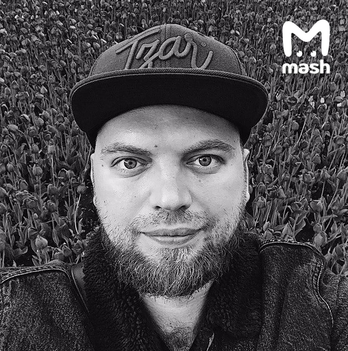 Российский маркетолог Антон Котовский стал жертвой отравления и ограбления в Таиланде Известный российский маркетолог Антон Котовский, обладатель престижных наград в области рекламы, стал жертвой преступления во время отдыха в Таиланде. По данным родственников, 11 января он прибыл в страну, а через десять дней внезапно исчез из отеля, оставив все свои вещи и документы. Перед исчезновением Котовский демонстрировал странное поведение: собирал мусор на пляже, называя это "инсталляциями", и отправлял родным сообщения. Семья забила тревогу и обратилась в полицию. В тот же день его обнаружили на пляже и доставили в участок, где он находился до вылета в Россию. По словам родственников, в баре ему подсыпали наркотическое вещество с целью ограбления. В результате инцидента Котовский лишился чемодана, денег и других ценных вещей. В Россию он вернулся только с паспортом и в тапочках. Полиция Таиланда пока не прокомментировала ситуацию. Родственники Котовского настаивают на тщательном расследовании инцидента.. Антон Котовский, Таиланд, отравление, ограбление, криминал