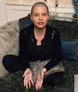 Маргарита Симоньян решила поделиться с подписчиками важным моментом своей жизни. После завершения курса химиотерапии она опубликовала первое фото без парика. Это шаг, который требует мужества и силы. 💪 На снимке Маргарита выглядит уверенно, несмотря на сложный период. Она написала, что это новый этап её жизни, и поблагодарила всех за поддержку. 👏 Этот пост вызвал волну обсуждений в соцсетях. Многие восхищаются её стойкостью и желают скорейшего выздоровления. Что ж, Маргарита продолжает быть примером для многих, даже в таких личных моментах. 💬. Маргарита Симоньян, химиотерапия, здоровье, RT, общество