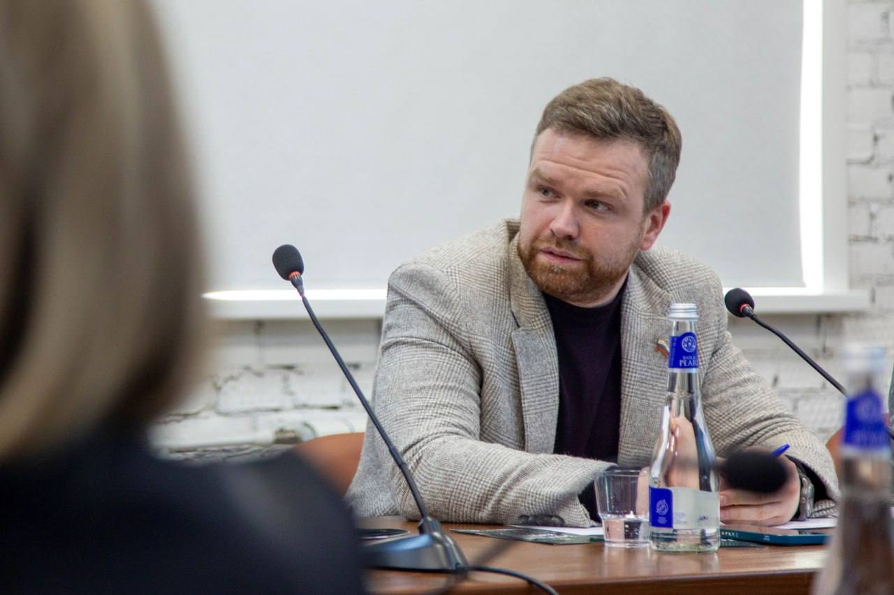 Депутат Архангельской городской думы Владислав Грачев обвиняется в развращении несовершеннолетних, а также имеет значительные финансовые задолженности. По данным издания «База», общая сумма его долгов превышает 22,5 млн рублей, включая 22 млн рублей за коммунальные услуги и кредиты, а также 559 тысяч рублей перед налоговой службой. Счета Грачева были арестованы из-за неуплаты налогов. Кроме того, Грачев является совладельцем компании ООО «Мистраль», которая также имеет долги на сумму 210 тысяч рублей, и её счета заблокированы. Другая его компания, «Каптура», арендует землю у спортивного комплекса «Динамо», где построила манежи для детских секций по теннису, футболу и баскетболу. Бывшие сотрудники Грачева сообщили, что в компании официально были трудоустроены только трое из 25 работников. Остальные получали зарплату с личного счёта помощника Баранова, с указанием «возврат долга». Также выяснилось, что Грачев нанимал несовершеннолетних, и две бывшие сотрудницы обвинили его в развращении. Следственный комитет уже ведёт расследование по этому делу. Ранее «База» сообщала, что Грачев и его помощник Александр Баранов обвиняются в развращении несовершеннолетних. В сети появились скриншоты переписок, где мужчины предлагали подросткам «удариться в приключения» и отправляли непристойные фотографии.. Владислав Грачев, Архангельск, развращение несовершеннолетних, долги, криминал