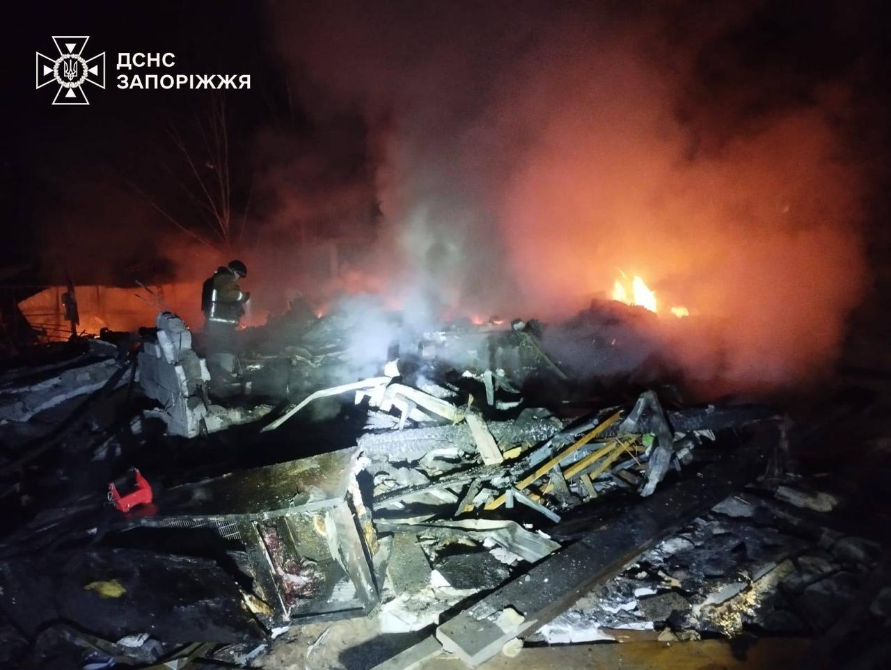 В ночь на 29 января российские беспилотники атаковали город Вольнянск в Запорожской области. Об этом сообщили Государственная служба Украины по чрезвычайным ситуациям и глава областной администрации Иван Федоров. В результате ударов повреждены семь частных домов, один из которых полностью разрушен. В городе возникли пожары, которые были оперативно ликвидированы спасателями. По предварительным данным, погибли три человека: 62-летний мужчина и две женщины в возрасте 26 и 50 лет. Также ранения получил 57-летний мужчина, который был госпитализирован. На данный момент на месте происхождения работают экстренные службы. Проводится расследование обстоятельств атаки и оценка ущерба. Фото: ГСЧС. Вольнянск, Запорожская область, дроны, ГСЧС, Иван Федоров