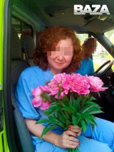 Жительница Казани подала иск на 4 млн рублей к местному минздраву и службе скорой помощи, обвиняя медиков в гибели своего отца. Инцидент произошел в январе 2023 года, когда 52-летний Евгений (имя изменено) почувствовал острую боль в груди и вызвал скорую. Прибывшая бригада во главе с врачом Гульназ С. провела осмотр, но не настояла на госпитализации и не провела необходимую диагностику. На следующий день мужчина скончался от острого инфаркта миокарда с разрывом стенки сердца. Судебно-медицинская экспертиза выявила нарушения в действиях врачей: отсутствие первичной терапии, неправильная диагностика и отсутствие письменного отказа от госпитализации. Уголовное дело против Гульназ было прекращено из-за истечения срока давности. Дочь погибшего, представленная юристом Булатом Мухамеджановым, требует компенсацию за моральный ущерб и потерю заработка, так как она оставила работу в страховой компании из-за трагедии. Врач, по данным семьи, продолжает работать и даже получила повышение.. Казань, Медицина, Суд, Компенсация, Гульназ С.