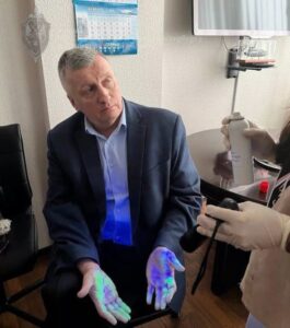 Капитан 2 ранга Владимир Никитин, глава 178-го военного представительства Министерства обороны РФ в Санкт-Петербурге, был задержан по подозрению в получении взятки. Инцидент произошёл в ходе приёмки продукции для государственного оборонного заказа. По данным следствия, Никитин получил особо крупную сумму денег за подписание документов, связанных с выполнением контракта. Уголовное дело уже возбуждено, а подозреваемый находится под стражей. Этот случай стал очередным в череде коррупционных скандалов, связанных с оборонной сферой. В настоящее время проводятся дополнительные следственные действия для установления всех обстоятельств дела. Источник: ТАСС. Владимир Никитин, коррупция, Минобороны, Санкт-Петербург, гособоронзаказ