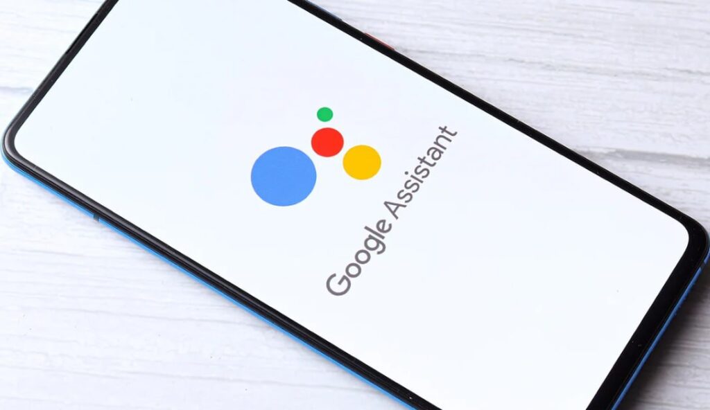 Google решила откупиться от скандала, связанного с незаконной прослушкой пользователей. Компания согласилась выплатить $68 млн (это больше 5 млрд рублей) по коллективному иску. 💰 Суть претензий: голосовой помощник Google Assistant записывал личные разговоры даже без активации фразами «Привет, Google» или «Окей, Google». То есть, ваш диалог с другом мог стать частью базы данных без вашего ведома. 🎙️ Google, конечно, вину не признала. Но решила не ввязываться в долгий судебный процесс и просто заплатила. Что ж, удобно. 🤷♂️ Теперь вопрос: кто еще слушает нас через умные устройства? И главное — как это остановить? 🤔. Google, Google Assistant, Иск, Прослушка, Технологии