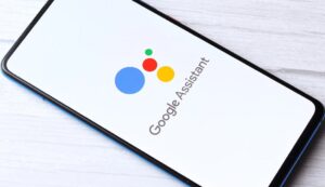 Google решила откупиться от скандала, связанного с незаконной прослушкой пользователей. Компания согласилась выплатить $68 млн (это больше 5 млрд рублей) по коллективному иску. 💰 Суть претензий: голосовой помощник Google Assistant записывал личные разговоры даже без активации фразами «Привет, Google» или «Окей, Google». То есть, ваш диалог с другом мог стать частью базы данных без вашего ведома. 🎙️ Google, конечно, вину не признала. Но решила не ввязываться в долгий судебный процесс и просто заплатила. Что ж, удобно. 🤷‍♂️ Теперь вопрос: кто еще слушает нас через умные устройства? И главное — как это остановить? 🤔. Google, Google Assistant, Иск, Прослушка, Технологии