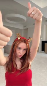 Юля Годунова сделала шаг, который не остался незамеченным. Совместное фото с Владом А4, которое долгое время украшало её гостиную, исчезло. Теперь на его месте — пустота. 🕳️ Что это значит? Возможно, это просто смена интерьера, а может быть, и нечто большее. Ведь фотографии в гостиной — это не просто декор, это символы. И их исчезновение всегда говорит о многом. 🤔 Юля пока не комментирует ситуацию, но фанаты уже строят догадки. Кто-то видит в этом конец эпохи, кто-то — начало нового этапа. А вы как думаете? 💭 Одно ясно точно: в мире шоу-бизнеса даже пустое место на стене может стать поводом для обсуждения. И это именно тот случай. 🎭. Юля Годунова, Влад А4, шоу-бизнес, скандал, интерьер