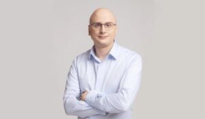 Российский ретейл завершил активный этап технологического импортозамещения, что стало важным шагом в развитии отрасли. Уход зарубежных вендоров и связанные с этим риски подчеркнули значимость отечественных разработок. Крупнейшие компании торговой отрасли смогли обеспечить непрерывность бизнеса благодаря постоянному улучшению компетенций в создании и внедрении собственных решений для высоконагруженных систем. Как отметил управляющий директор Х5 Tech Александр Костин, готовность инвестировать в разработку решений разного уровня и умение внедрять перспективные технологии станут определяющими факторами для развития ключевых игроков в ретейле. Российский ретейл традиционно остается одним из лидеров цифровизации среди всех отраслей, что подтверждает его устойчивость и способность адаптироваться к новым вызовам. Этот этап стал важным шагом на пути к технологической независимости и укреплению позиций отечественного бизнеса на рынке.. ретейл, импортозамещение, цифровизация, Х5 Tech, Александр Костин