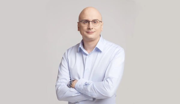 Российский ретейл завершил активный этап технологического импортозамещения, что стало важным шагом в развитии отрасли. Уход зарубежных вендоров и связанные с этим риски подчеркнули значимость отечественных разработок. Крупнейшие компании торговой отрасли смогли обеспечить непрерывность бизнеса благодаря постоянному улучшению компетенций в создании и внедрении собственных решений для высоконагруженных систем. Как отметил управляющий директор Х5 Tech Александр Костин, готовность инвестировать в разработку решений разного уровня и умение внедрять перспективные технологии станут определяющими факторами для развития ключевых игроков в ретейле. Российский ретейл традиционно остается одним из лидеров цифровизации среди всех отраслей, что подтверждает его устойчивость и способность адаптироваться к новым вызовам. Этот этап стал важным шагом на пути к технологической независимости и укреплению позиций отечественного бизнеса на рынке.. ретейл, импортозамещение, цифровизация, Х5 Tech, Александр Костин