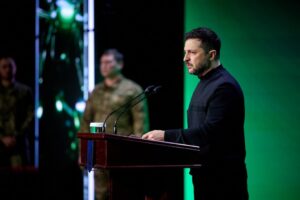 Президент Украины Владимир Зеленский в своем последнем заявлении обозначил амбициозные цели по ежемесячным потерям российской армии. По его словам, задача заключается в том, чтобы ежемесячно выводить из строя до 50 тысяч российских военнослужащих. Зеленский подчеркнул, что такая цель является сложной, но вполне реалистичной. Он отметил, что украинская армия продолжает активно работать над достижением поставленных задач, несмотря на сложности на фронте. Данное заявление было сделано на фоне продолжающихся боевых действий на востоке Украины. Эксперты отмечают, что подобные цели могут быть частью стратегии по ослаблению российской армии и снижению ее боеспособности. В Кремле пока не прокомментировали заявление украинского лидера. Однако российские источники ранее неоднократно заявляли о значительных потерях украинской стороны, что ставит под сомнение реалистичность озвученных Зеленским планов.. Владимир Зеленский, Украина, Россия, Военные потери, СВО