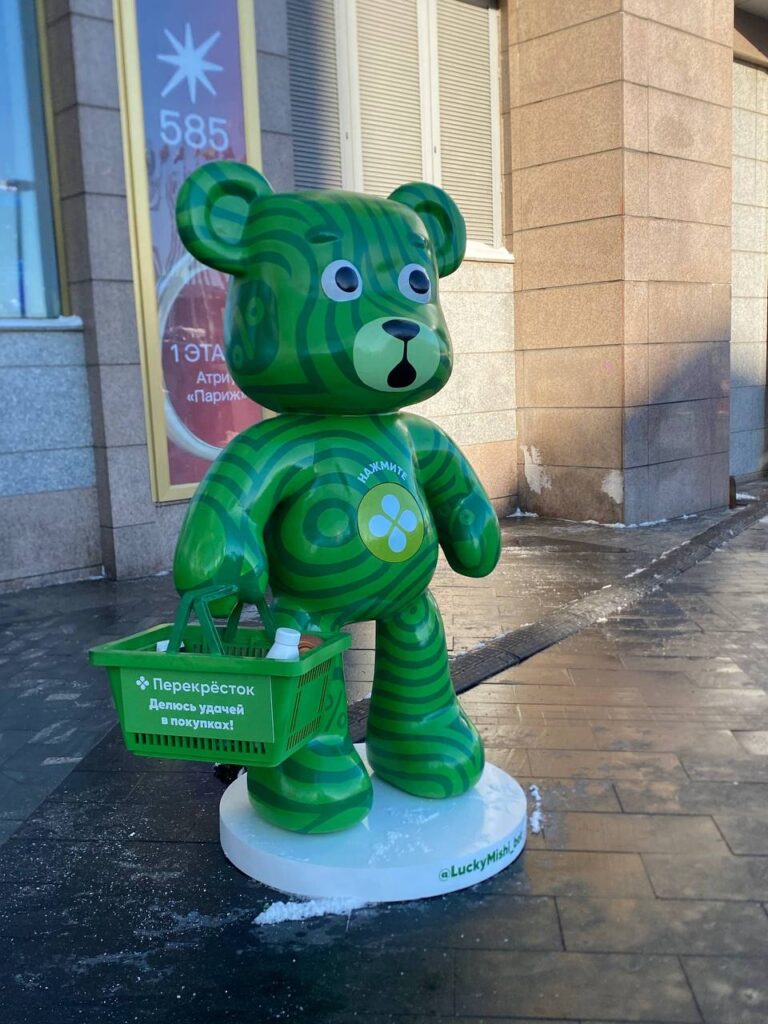 Вот это поворот! 🐻 У входа в ТЦ «Европейский» теперь стоит огромный зелёный медведь. Да не простой, а от «Перекрёстка». Фишка в том, что если нажать кнопку на его животе, медведь пожелает вам удачи. Ну, типа, «удачи в покупках» или что-то в этом роде. 🤔 Рядом красуется ссылка на Telegram-бот. Видимо, ребята из «Перекрёстка» затеяли какую-то акцию или квест. Может, это их новый способ привлечь внимание? Или просто решили добавить немного магии в шопинг? 🛒✨ Кстати, медведь выглядит довольно внушительно. Зелёный, пушистый, с добрыми глазами. Идеальный объект для селфи. Так что, если будете рядом, не проходите мимо. А вдруг удача действительно привалит? 🍀 Что думаете? Это просто арт-объект или за ним скрывается что-то большее? Пишите в комментариях!. Москва, ТЦ Европейский, Перекрёсток, Арт-объект, Telegram-бот