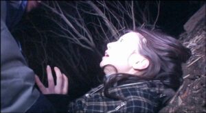 Хватит смотреть одно и то же. Мы собрали 10 малоизвестных хорроров, которые вызовут у тебя настоящий страх. Никаких «Астралов» и «Пил», только андеграундные шедевры. 1. «Проклятие Норои» (2005) — японский фильм, который медленно, но верно сводит с ума. 2. «Озеро Мунго» (2008) — австралийский хоррор, где страх приходит изнутри. 3. «Мы все идем на всемирную ярмарку» (2021) — странный и жуткий эксперимент. 4. «Террор в темноте» (1981) — бразильский фильм, который заставит тебя бояться теней. 5. «Сеанс 9» (2001) — психологический триллер, который оставит след. 6. «Они выглядят как люди» (2016) — паранойя в чистом виде. 7. «Приглашение» (2016) — ужин, который ты не забудешь. 8. «Дом на холме» (1999) — классика, которая всё ещё пугает. 9. «Запертые во льду» (2006) — холодный и беспощадный ужас. 10. «Коллекционер тел» (2009) — жестокий и напряжённый фильм. Совет: Смотри с включённым светом и запасными трусами. 😱. хорроры, андеграунд, фильмы, страх, кино