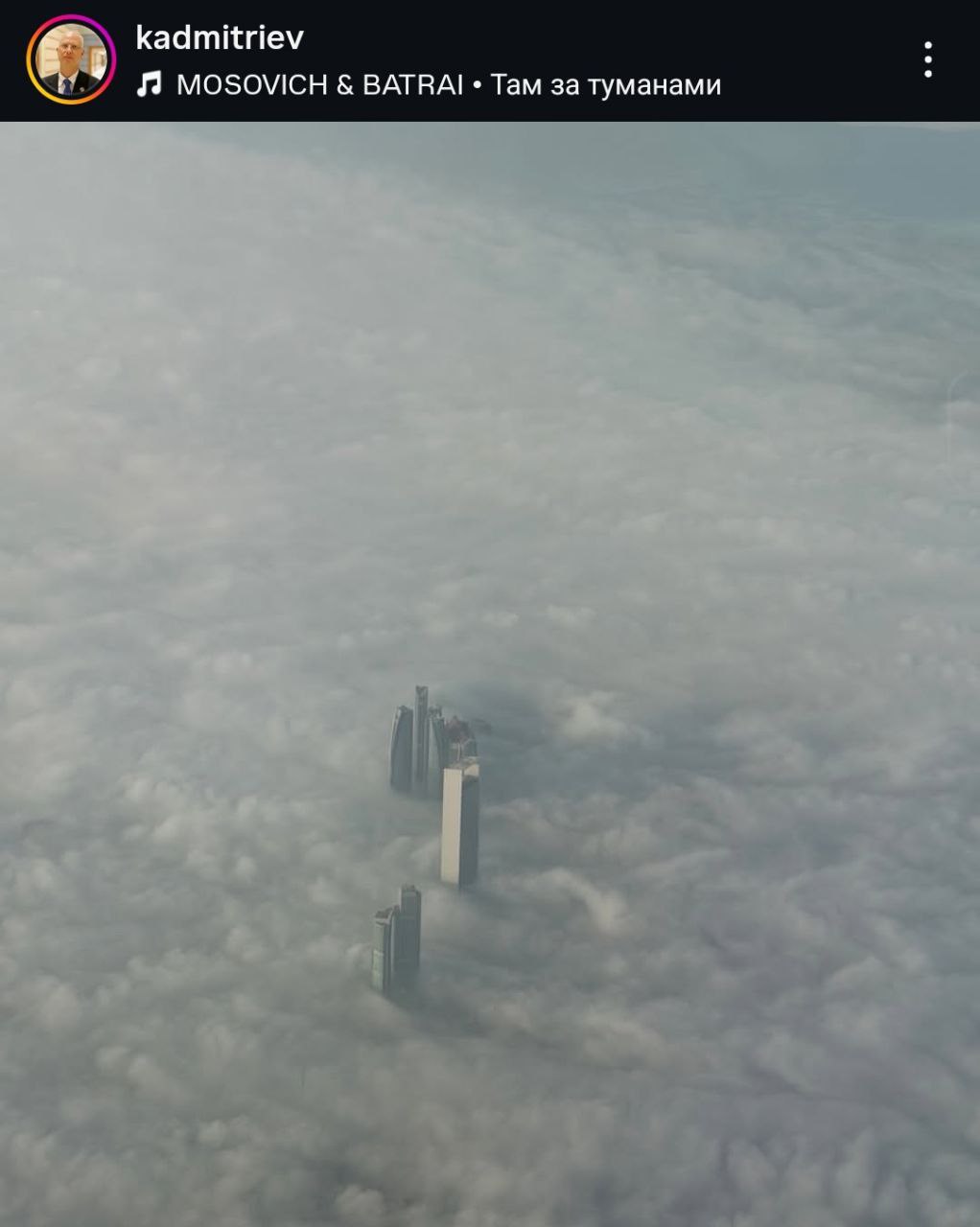 Кирилл Дмитриев, известный российский предприниматель, опубликовал в сети фотографию высотных зданий Абу-Даби, сделанную с борта самолёта. Снимок демонстрирует современный архитектурный облик столицы Объединённых Арабских Эмиратов. Публикация появилась на фоне подготовки к новому раунду трёхсторонних переговоров по Украине, которые состоятся в ОАЭ 4 и 5 февраля. Место проведения переговоров подчеркивает важность региона в международной дипломатии. Фотография вызвала интерес у подписчиков Дмитриева, которые отметили эстетическую привлекательность кадра. На снимке видны современные небоскрёбы, характерные для динамично развивающегося города. Напомним, что ОАЭ неоднократно становились площадкой для важных международных встреч, благодаря своему нейтральному статусу и развитой инфраструктуре.. Кирилл Дмитриев, Абу-Даби, ОАЭ, Украина, Переговоры