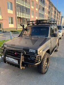 Юристка из Краснодара Марина Сидакова обвиняется в мошенничестве под видом помощи бойцам специальной военной операции (СВО). Семья Лебедевых, которая активно поддерживает военнослужащих, приобрела четыре подержанных внедорожника для передачи на фронт. Один из автомобилей был передан военным непосредственно Лебедевыми, а остальные три Марина Сидакова предложила оформить на себя, ссылаясь на невозможность передачи транспорта в зону СВО иначе. Однако спустя несколько месяцев семья не получила подтверждения доставки машин бойцам. Проведя собственное расследование, Лебедевы обнаружили, что один внедорожник был продан, второй исчез, а ещё два выставлены на продажу. При этом автомобилями пользовались муж и друг семьи Сидаковой в Крыму и Краснодарском крае. После обращения Лебедевых в правоохранительные органы, семье стали звонить люди, представлявшиеся сотрудниками спецслужб, но отказывавшиеся от личных встреч. В итоге Лебедевы самостоятельно обратились к силовикам. Марина Сидакова отрицает все обвинения, утверждая, что Лебедевы получили грамоты и видео с благодарностями от бойцов.. Марина Сидакова, Краснодар, мошенничество, СВО, Лебедевы